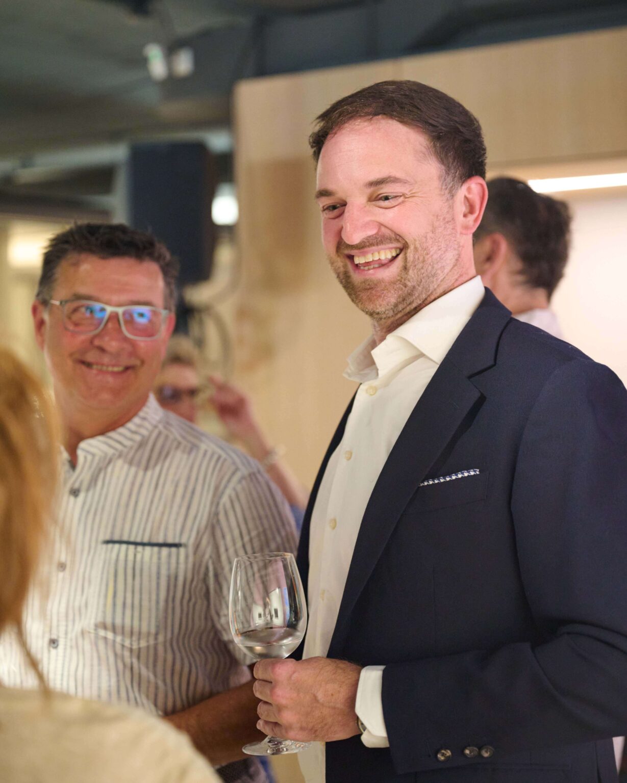 Gäste verfolgen eine Präsentation zum Abbey Stuhl von horgenglarus im Showroom von teo jakob Bern.