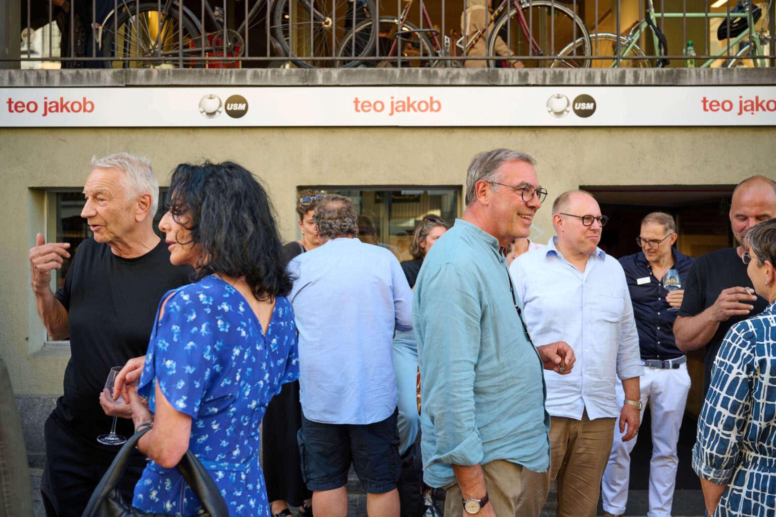 Gäste verfolgen eine Präsentation zum Abbey Stuhl von horgenglarus im Showroom von teo jakob Bern.