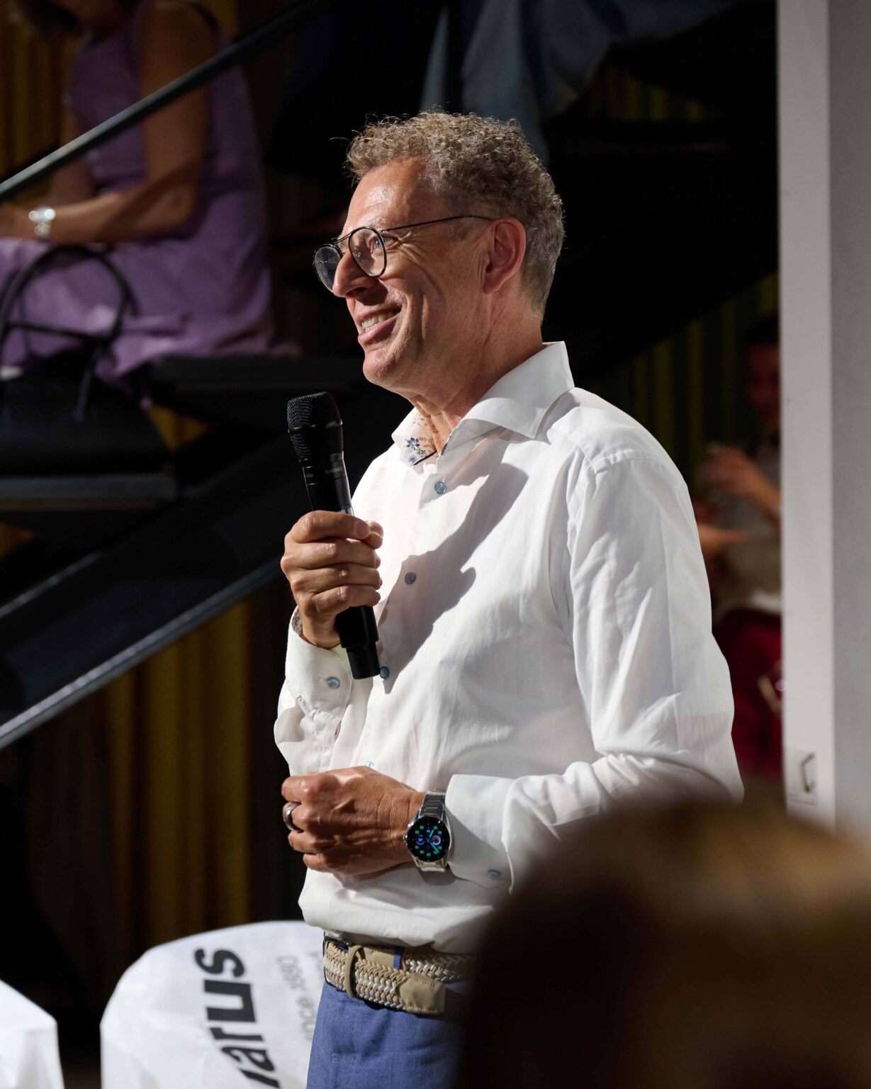 Gäste verfolgen eine Präsentation zum Abbey Stuhl von horgenglarus im Showroom von teo jakob Bern.