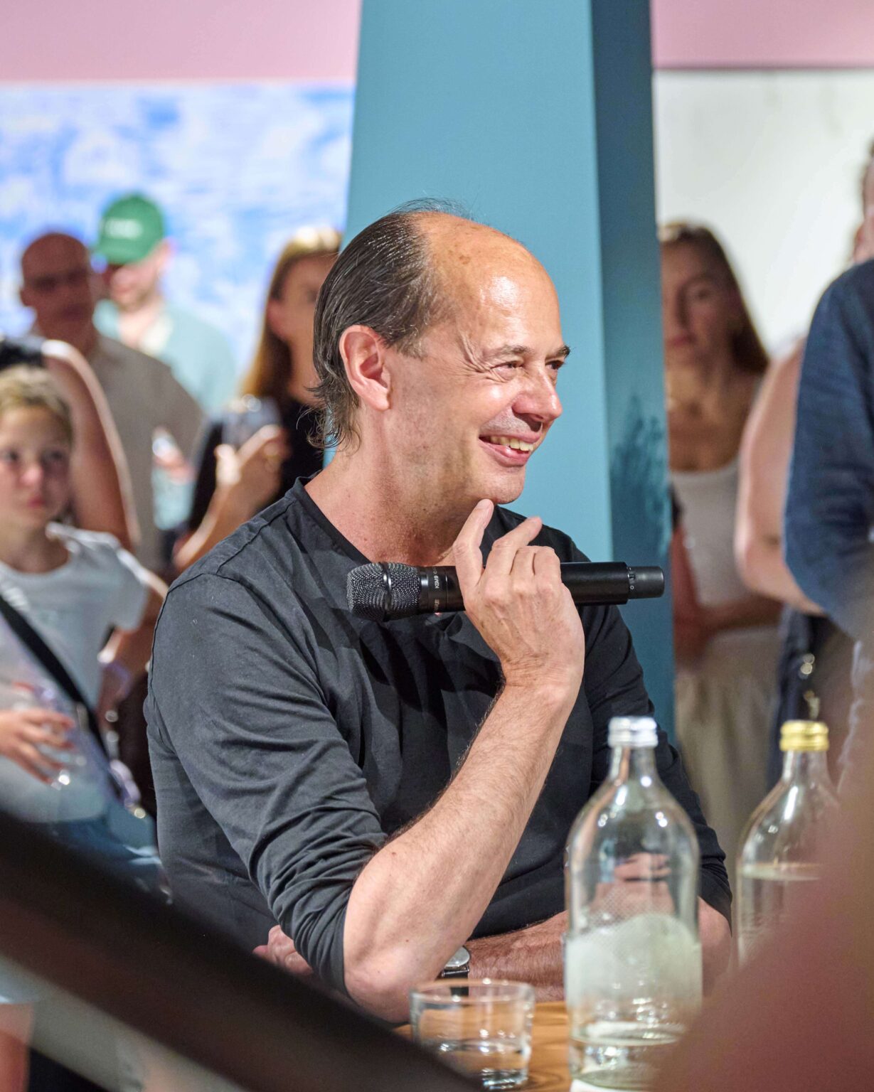 Gäste verfolgen eine Präsentation zum Abbey Stuhl von horgenglarus im Showroom von teo jakob Bern.