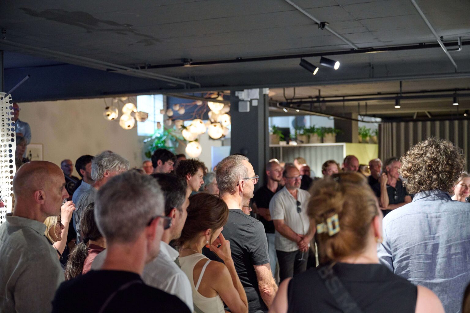 Gäste verfolgen eine Präsentation zum Abbey Stuhl von horgenglarus im Showroom von teo jakob Bern.